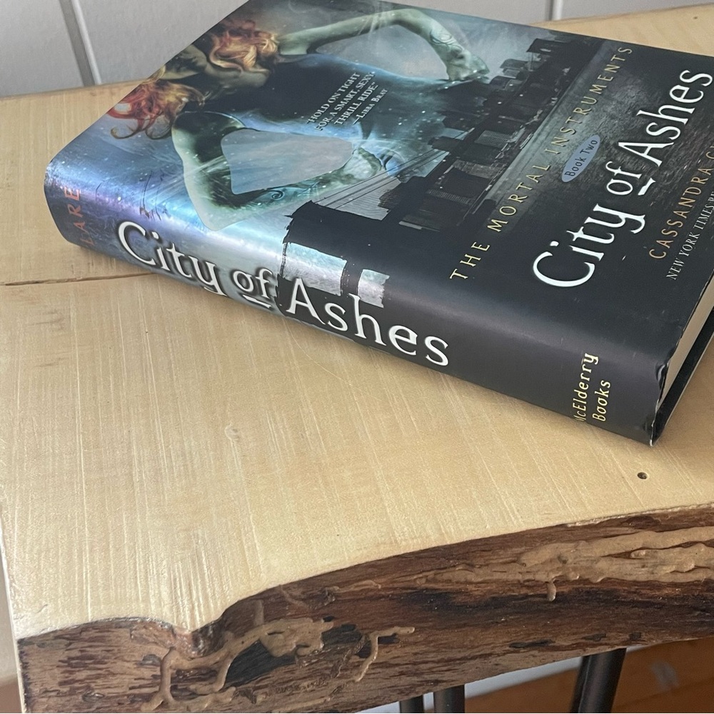 JUST IN City of Ashes Hardcover Fantasy Fiction Book Mortal Instruments Book 2 - Picture 4 of 8